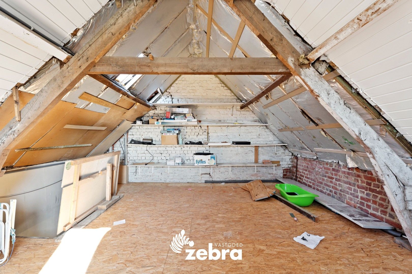 Charmante woning met drie slaapkamers en zuidgerichte tuin te Izegem! foto 13