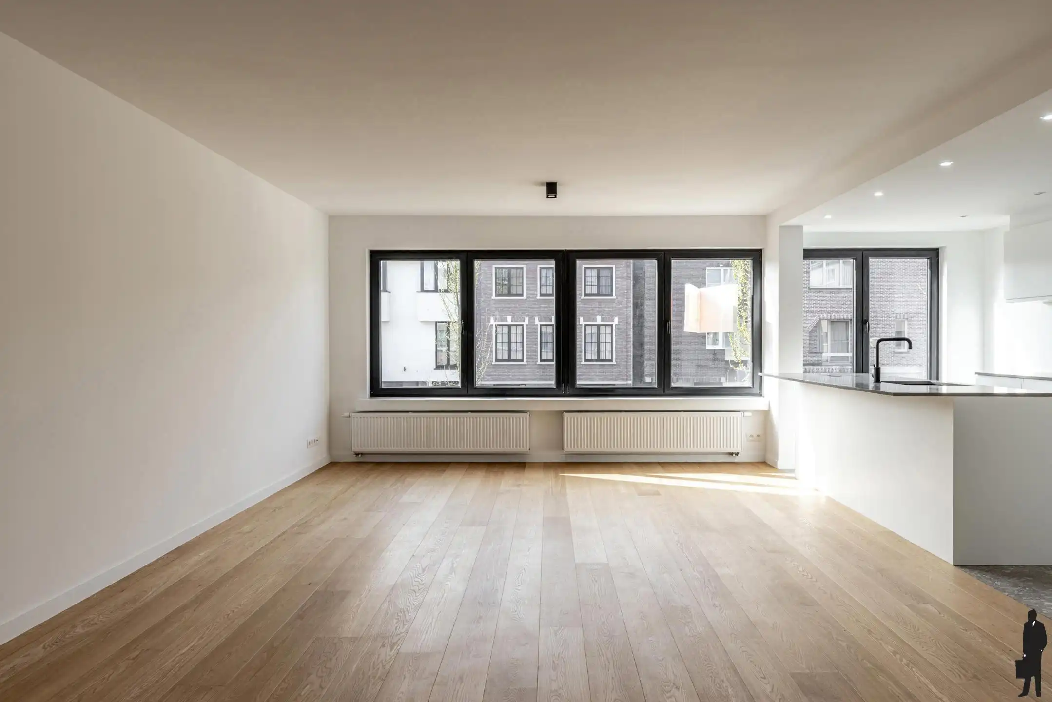Gerenoveerd app met 2 slpk, terras en ruime inpandige garage foto 9