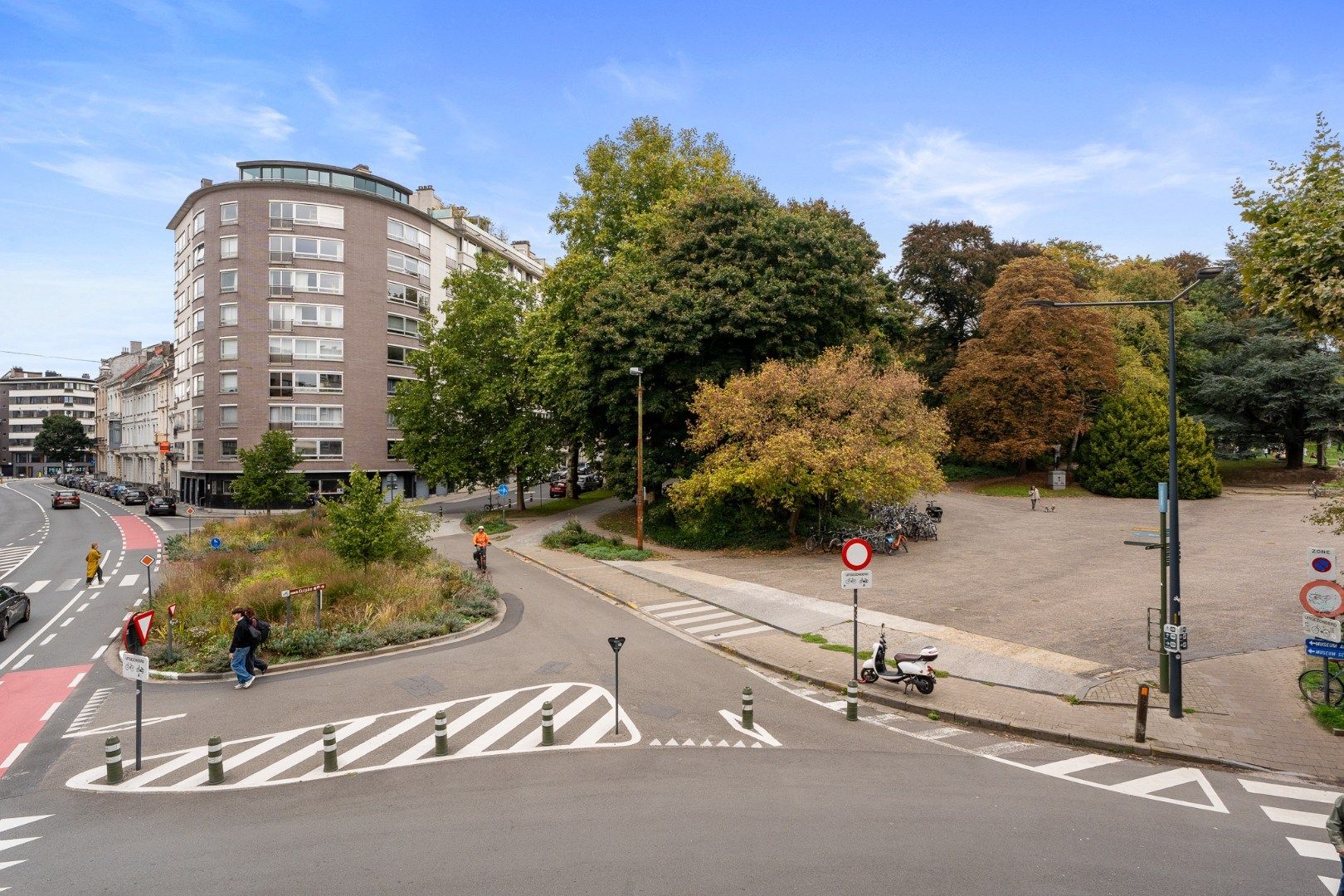 Zeer gunstig gelegen 2 slaapkamer appartement foto 2