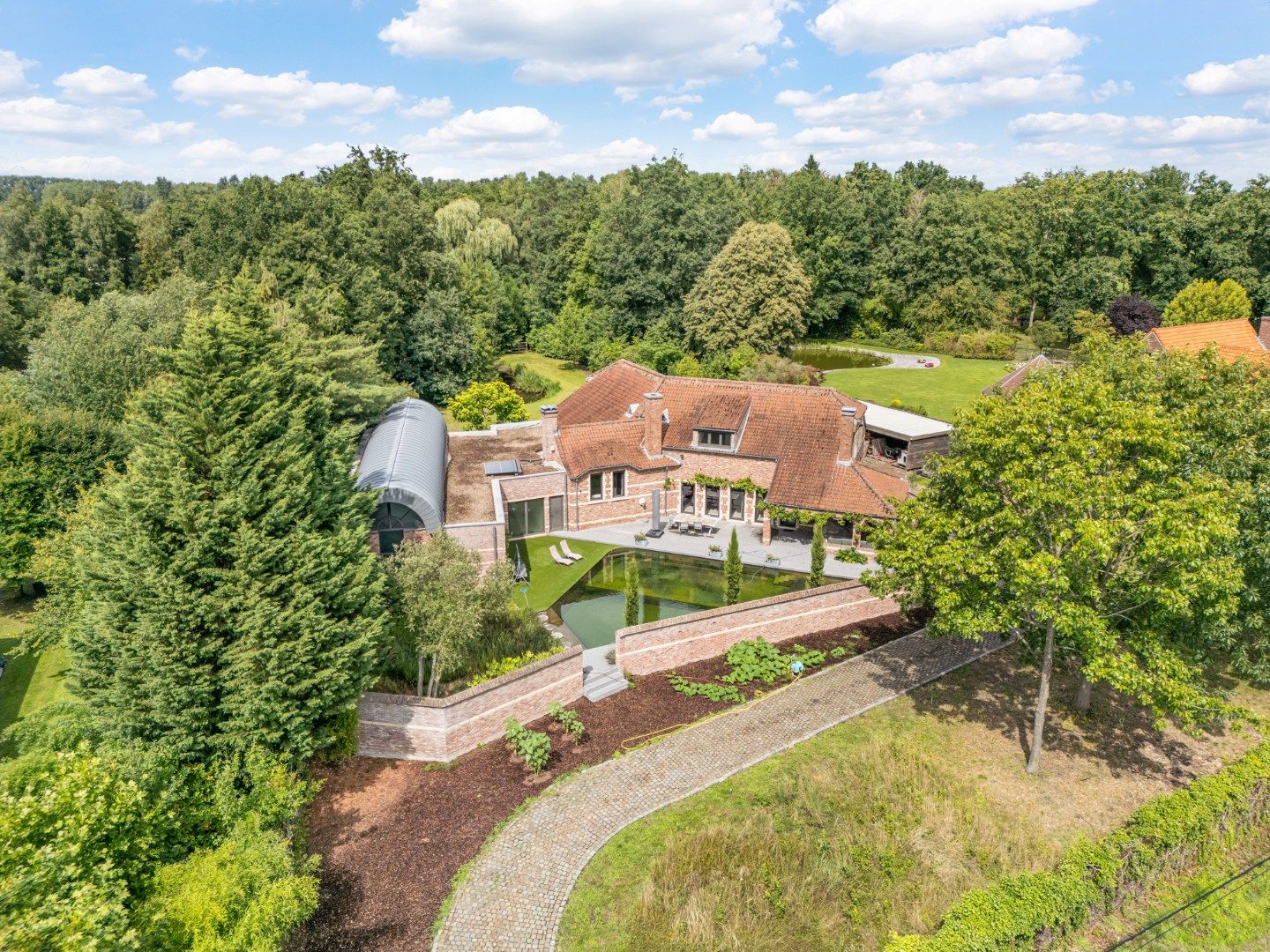 Exclusieve, authentieke villa met binnenzwembad op een rustige locatie foto {{pictureIndex}}