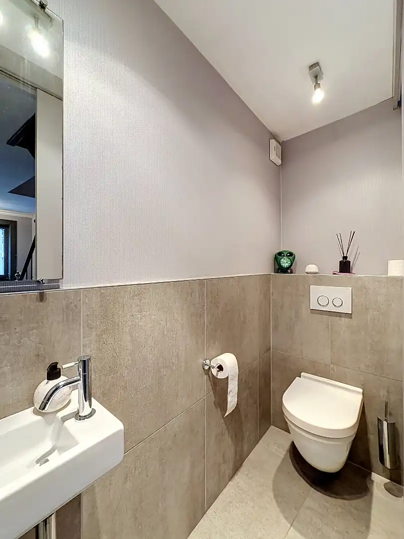 Instapklare bel-etage met drie slaapkamers, garage en zonnige buitenruimtes. foto 19