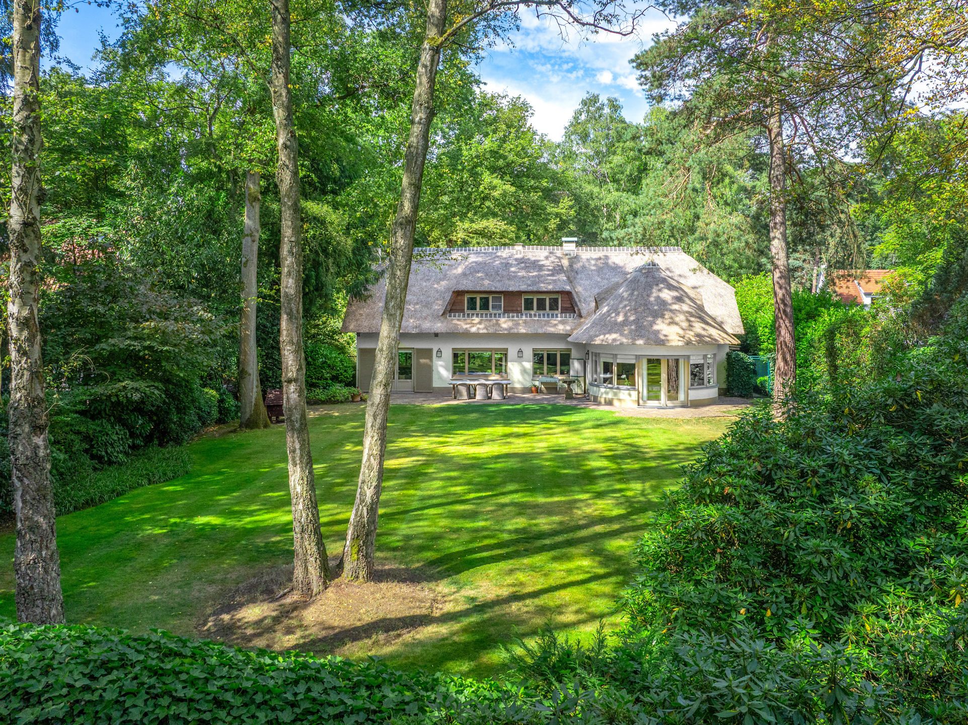 Charmante klasse-villa met rieten dak in bosrijke omgeving foto 38