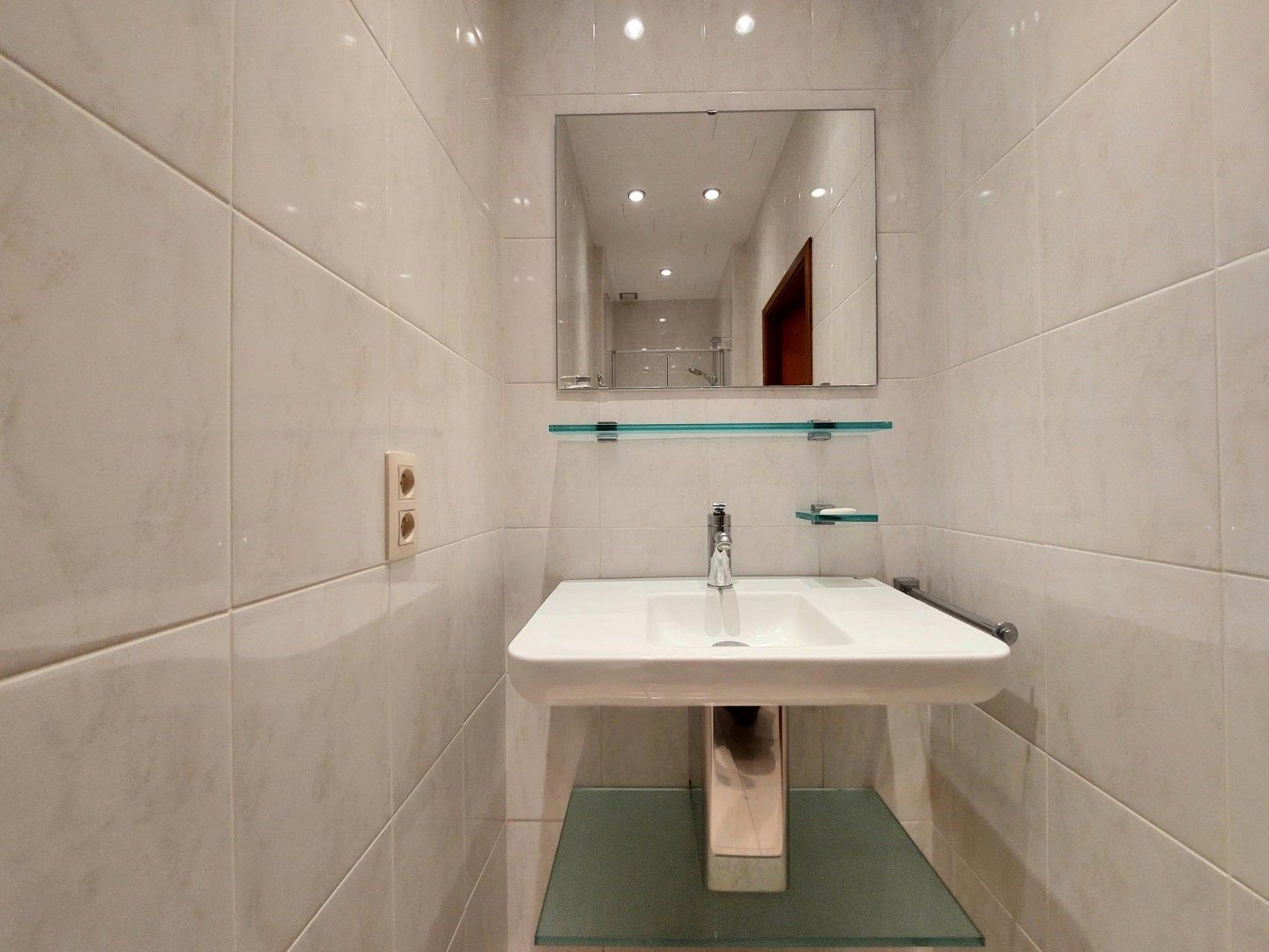 Halfopen woning met  5 slaapkamers en 2 garages  foto 7