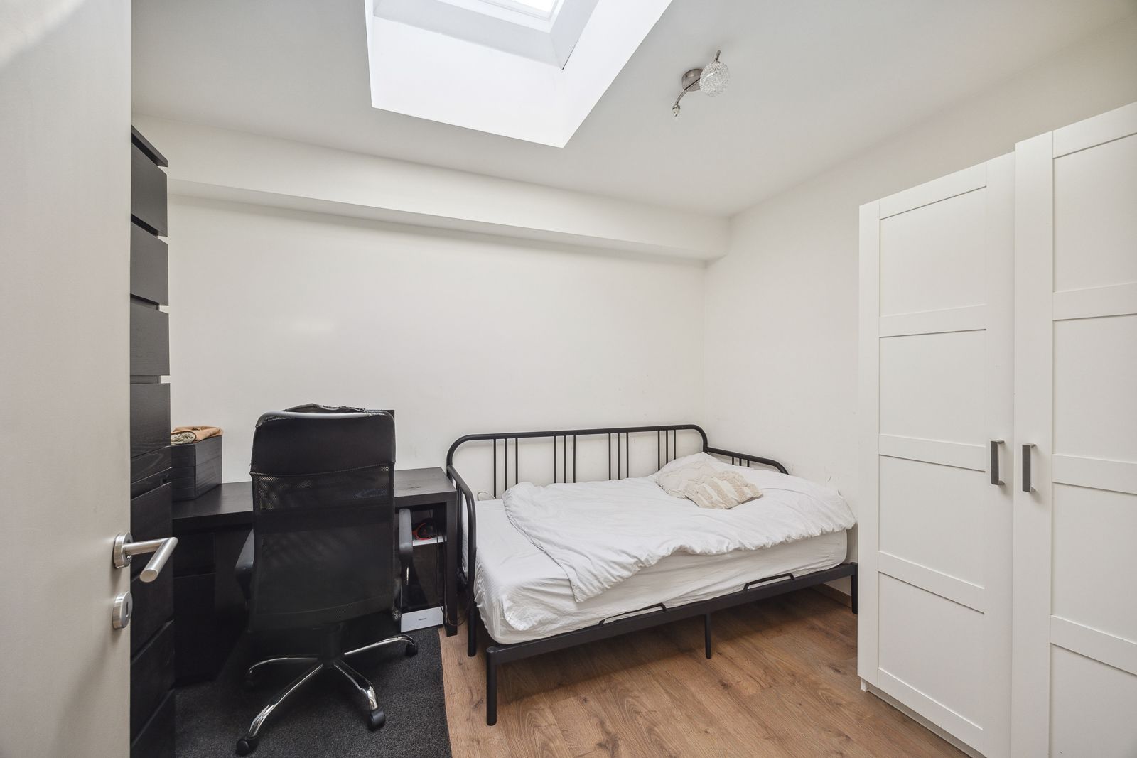 Instapklare duplex met commerciële ruimte op goede locatie te Brasschaat! foto 8