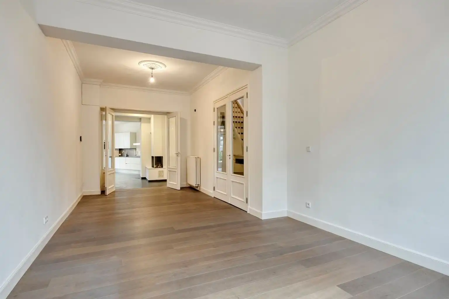 Prachtig gerenoveerde stadswoning met 3 slaapkamers en zuidgerichte tuin, op wandelafstand van het centrum van Maaseik. foto 3