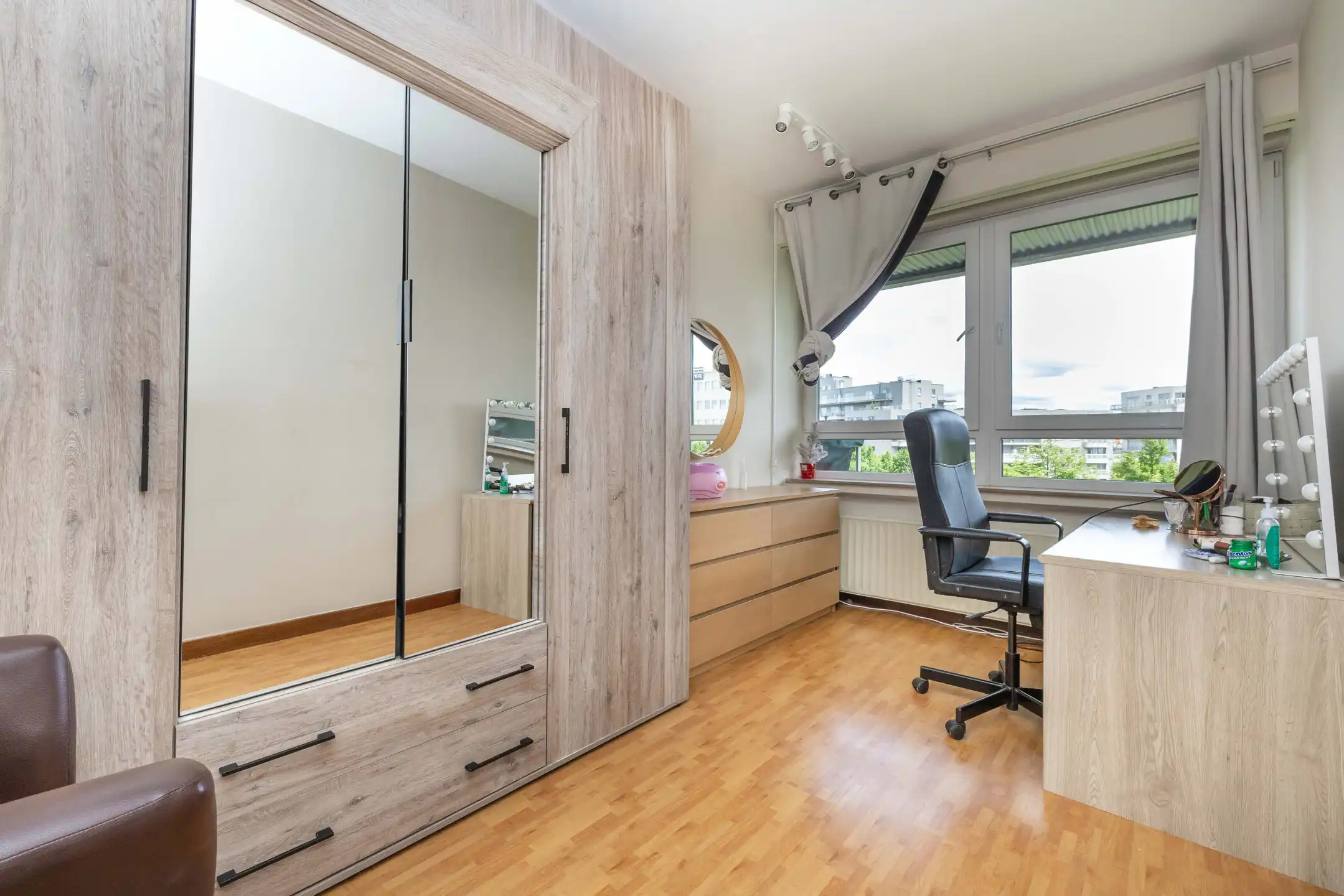 Volledig gerenoveerd appartement 2 slaapkamers van ± 95 m² foto 10