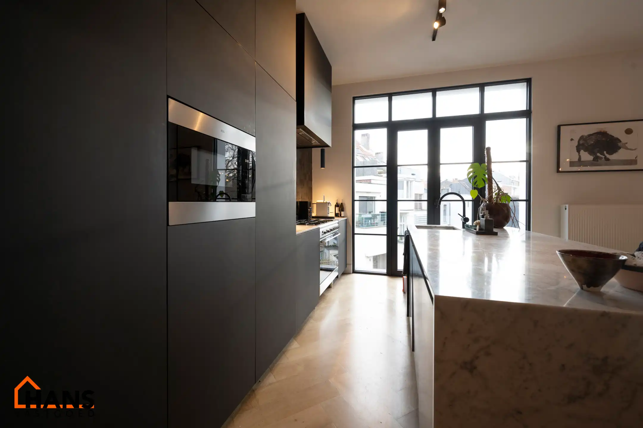 Ruim appartement in charmant gebouw. foto 11