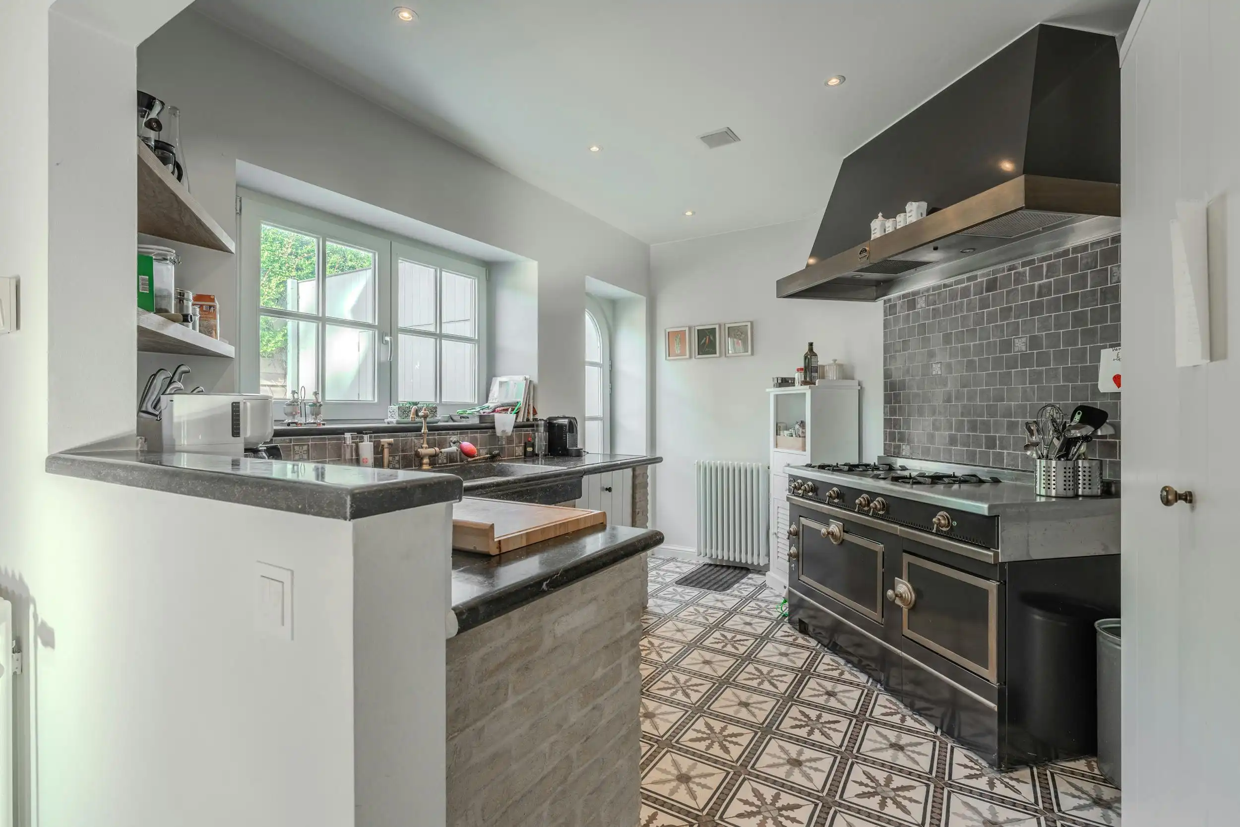 Karakteristieke villa met vier slaapkamers in de Simli wijk foto 3