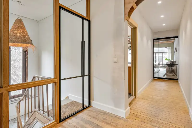 Karaktervolle interbellumwoning met loods nabij de Markt van Gavere foto 2