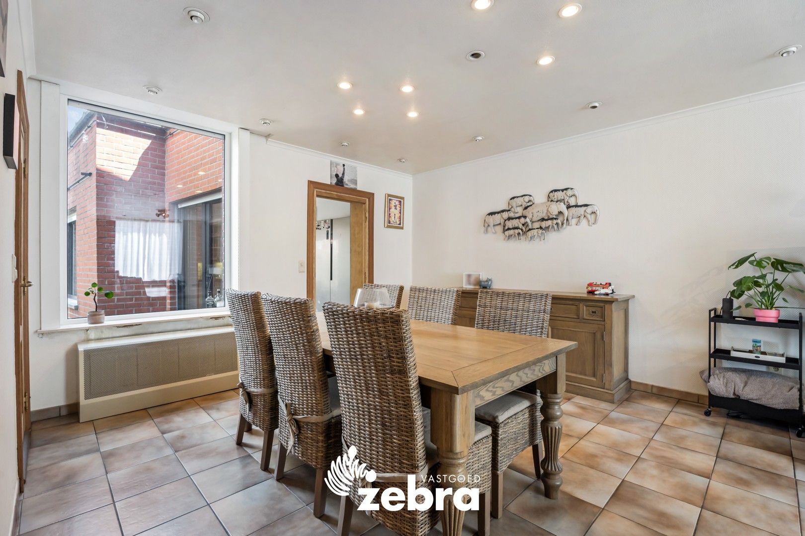 Instapklare woning met grote garage en 3 volwaardige slaapkamers! foto 5