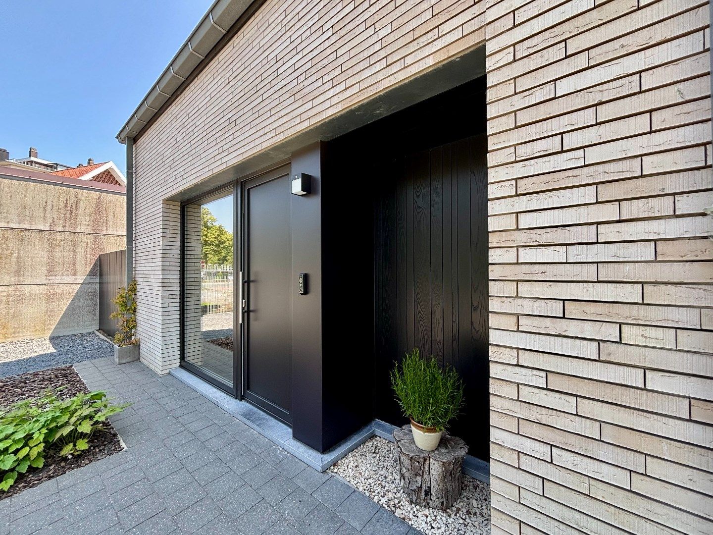 KIJKDAG 21/06. Instapklare HOB (2018) met garage en tuin te centrum Ieper foto 3