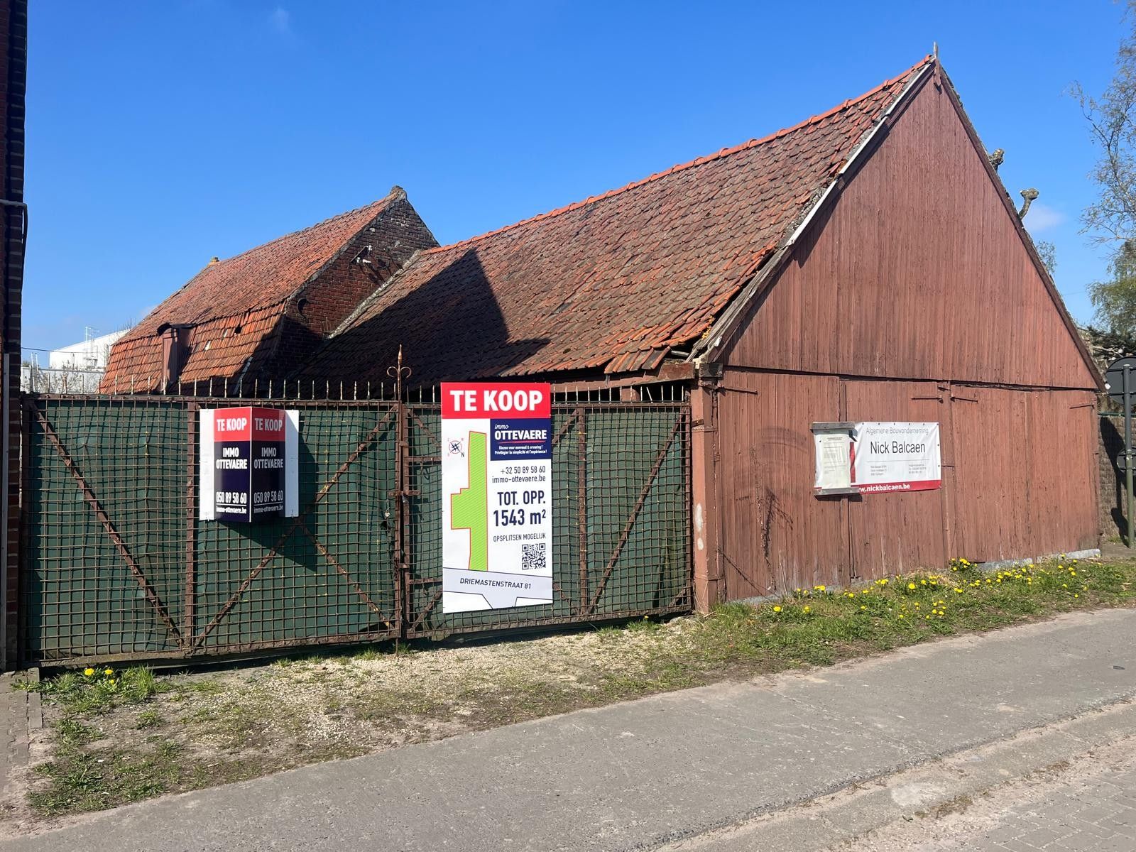 Bouw- of ambachtelijke grond te koop in Gullegem – 1543 m² en splitsbaar. Polyvalente bestemming foto {{pictureIndex}}
