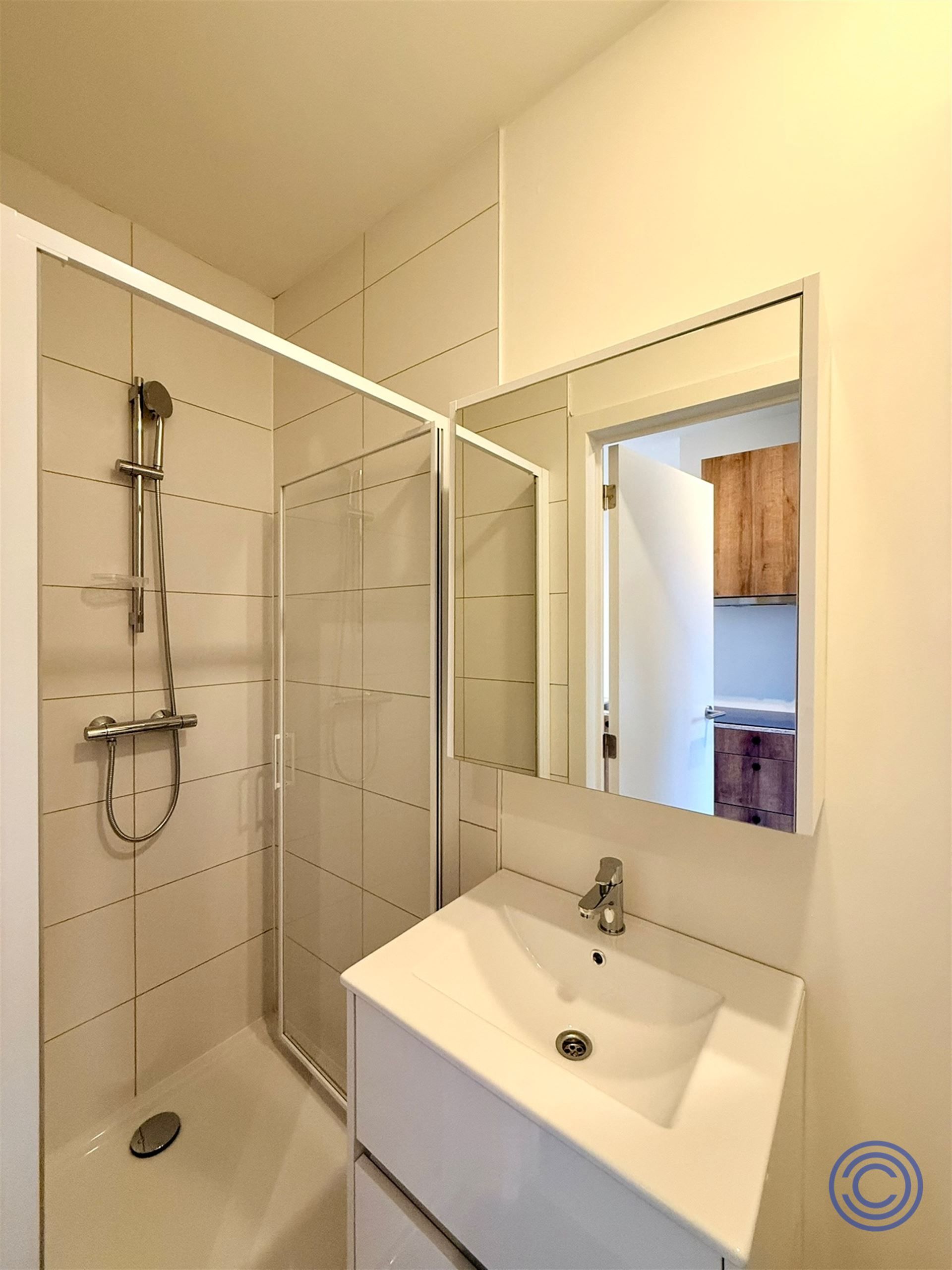 Gerenoveerde studio met gezellig terras! foto 4