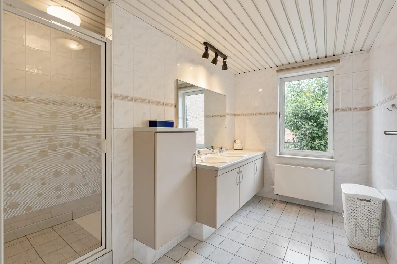 Ruime en verzorgde gezinswoning op een gunstige locatie in De Bret (14,4 are)! foto 28