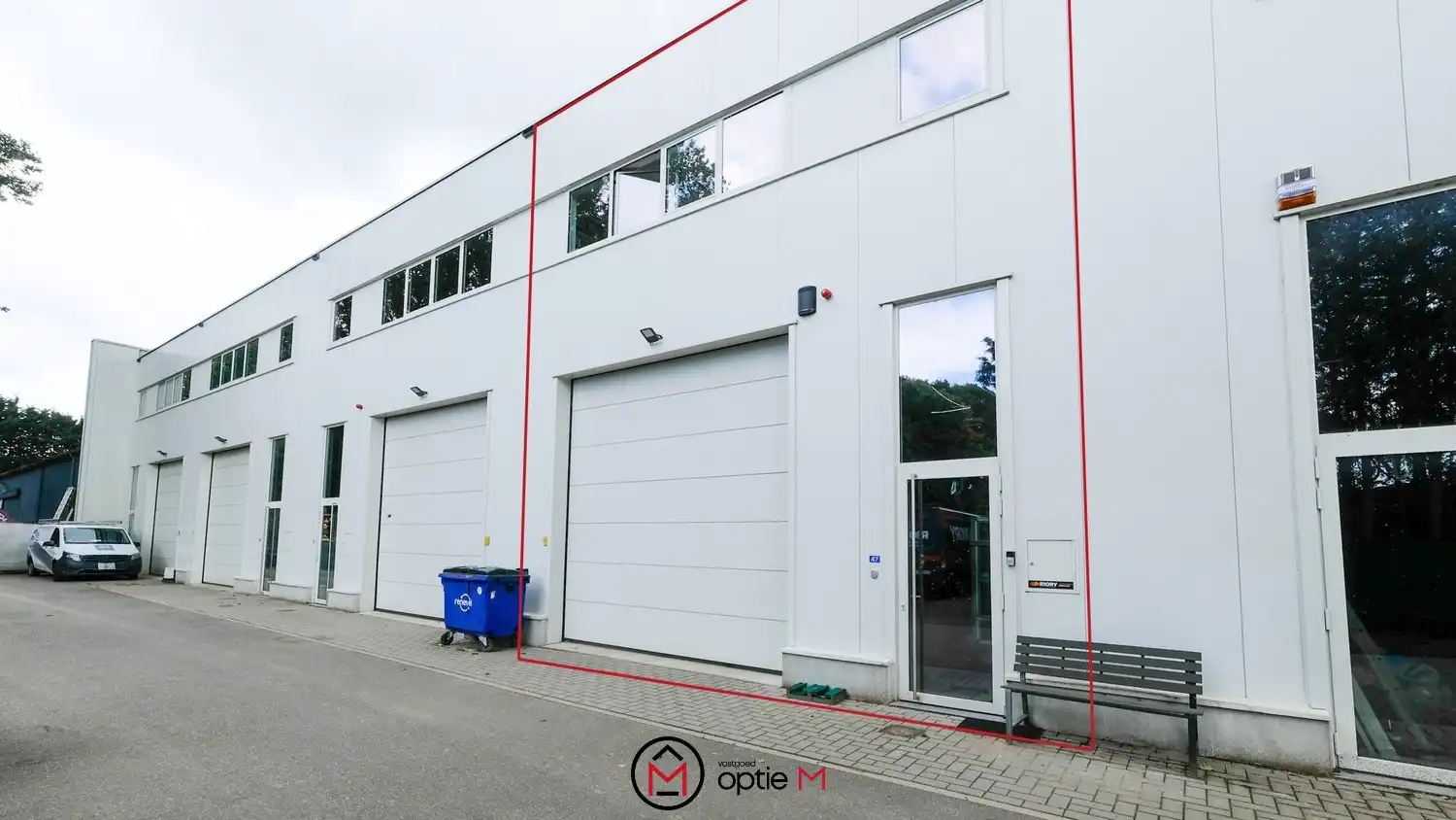 Bedrijfshal te koop in Bilzen-Hoeselt – instapklare opslagruimte met kantoor nabij E313 foto {{pictureIndex}}