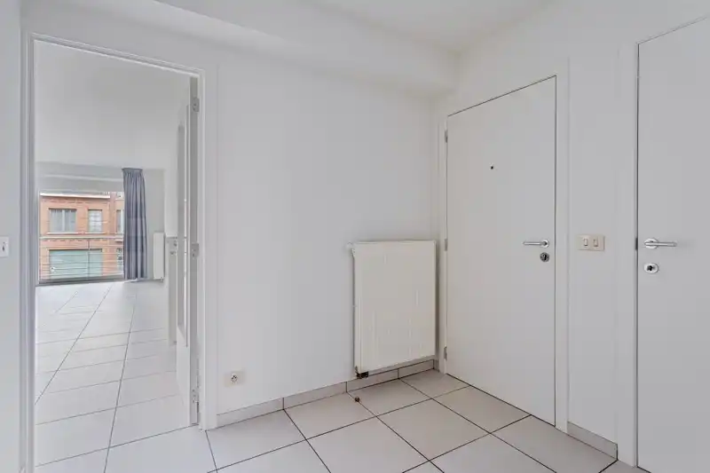 Ruim 2 slaapkamer appartement TE HUUR in residentie Den Hert in hartje Oostrozebeke! foto 3