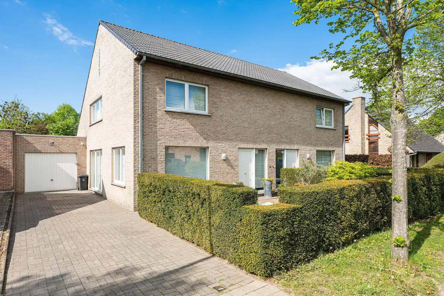 Lichtrijke instpaklare woning te Wondelgem in een residentiële omgeving. foto {{pictureIndex}}