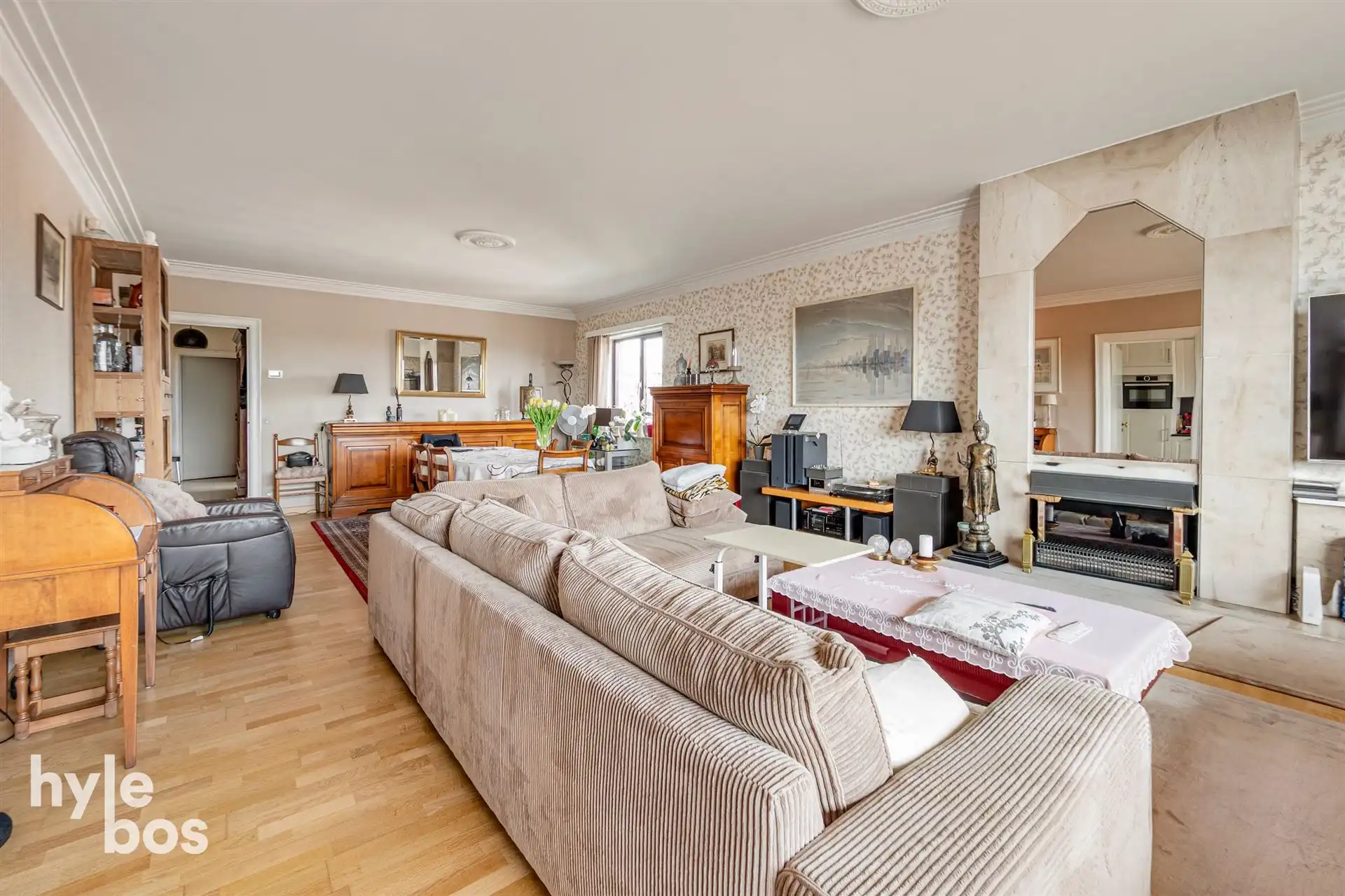 Appartement met veel lichtinval, ruime leefruimte en garagebox foto 6