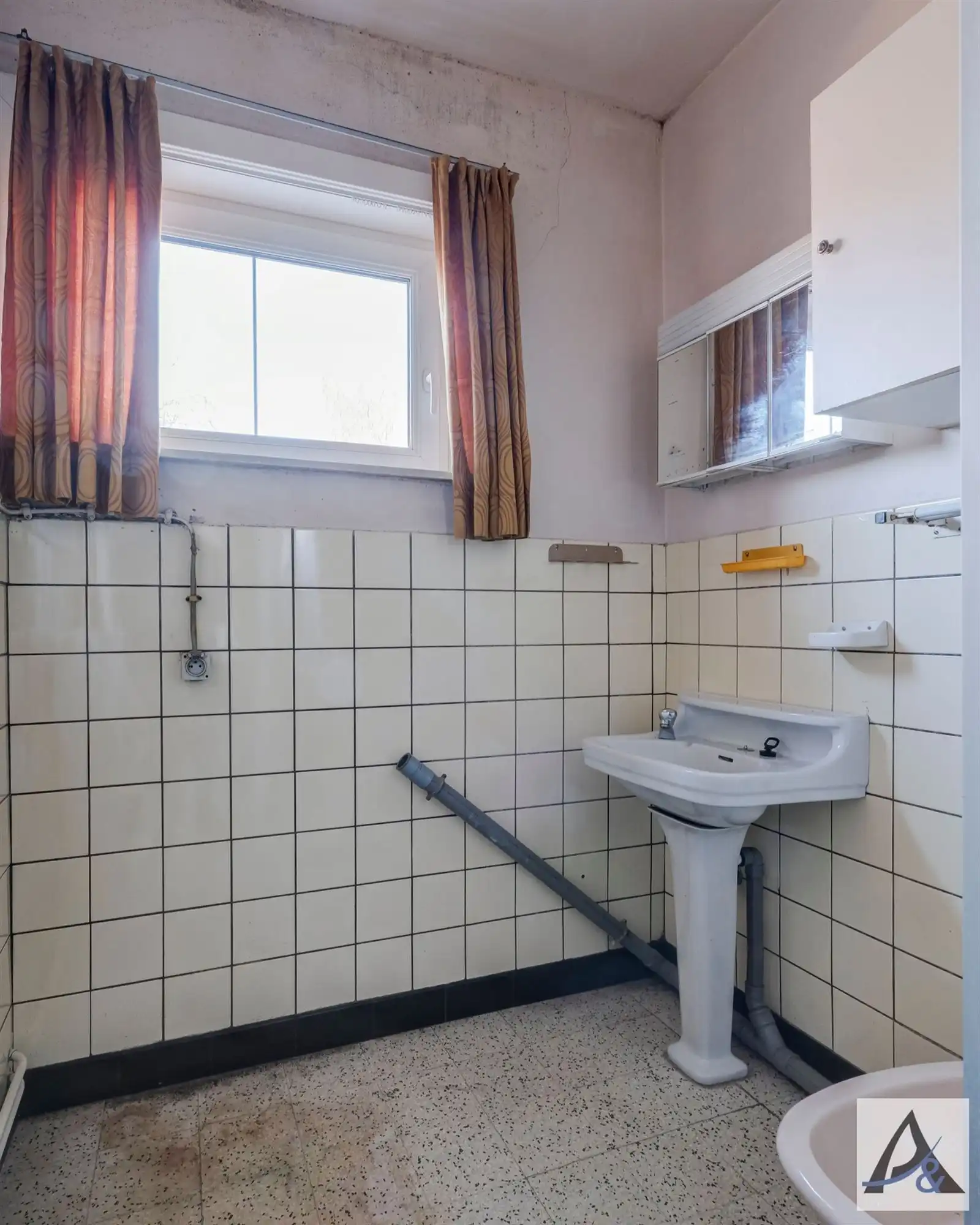 Te renoveren woning met potentieel in rustige buurt foto 13