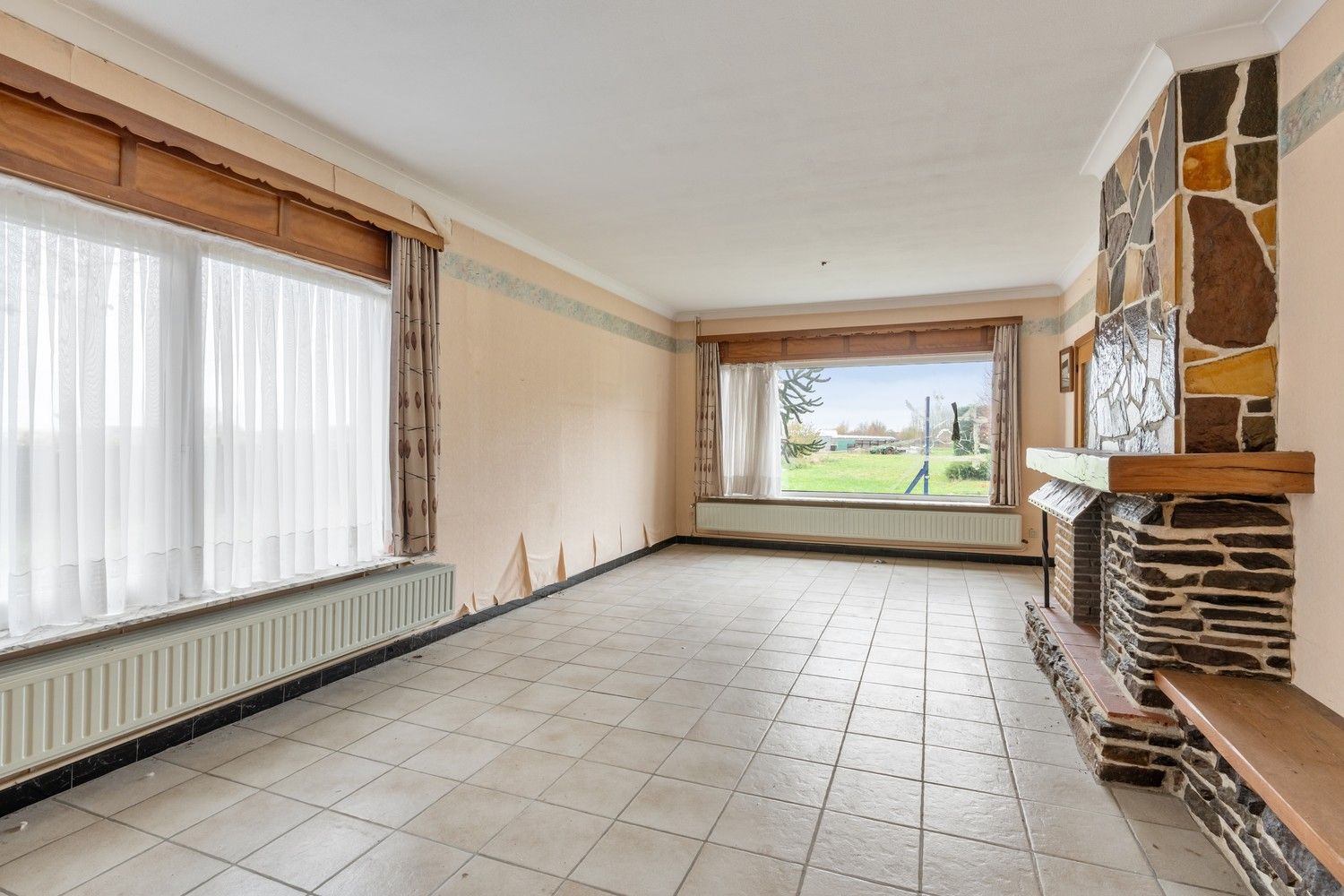 Te renoveren woning met loodsen op rustige locatie! foto 5