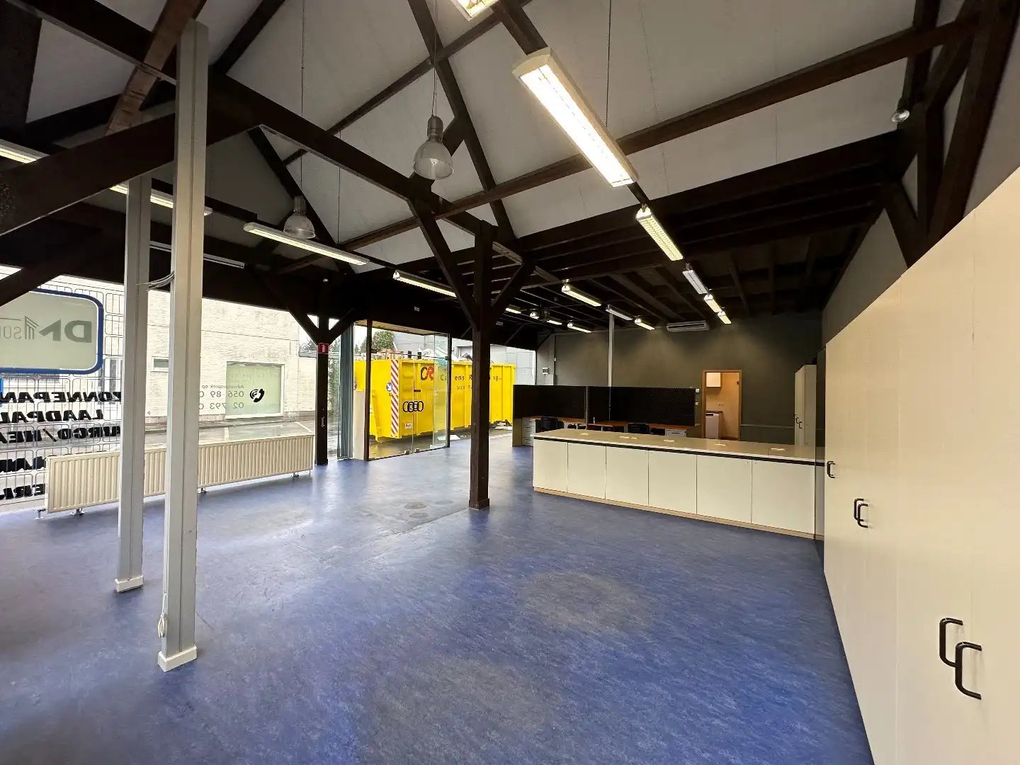 Magazijn met kantoor te huur in centrum Heule. foto 16