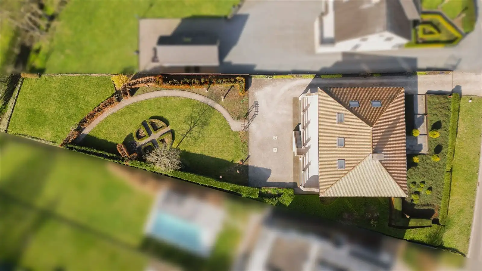 Ruime lichtrijke villa met tuin op 15are50 foto 32