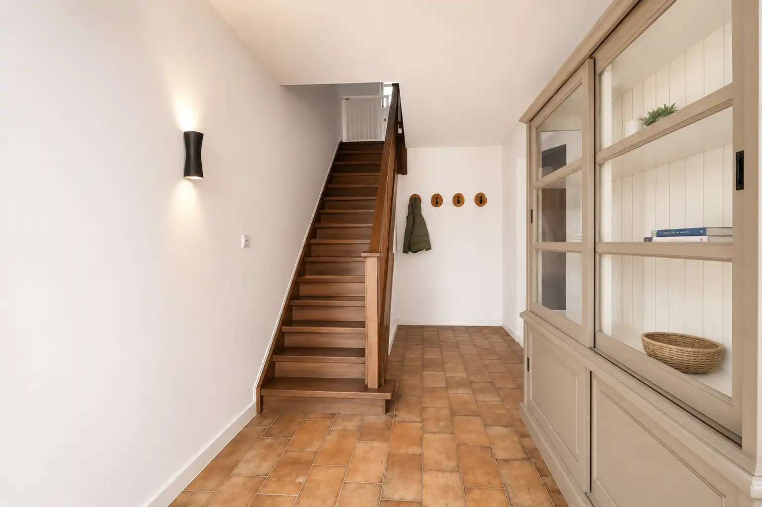 Zeer ruime en lichtrijke bel-etagewoning met 3 grote slaapkamers, dubbele garage en tuin. foto 2