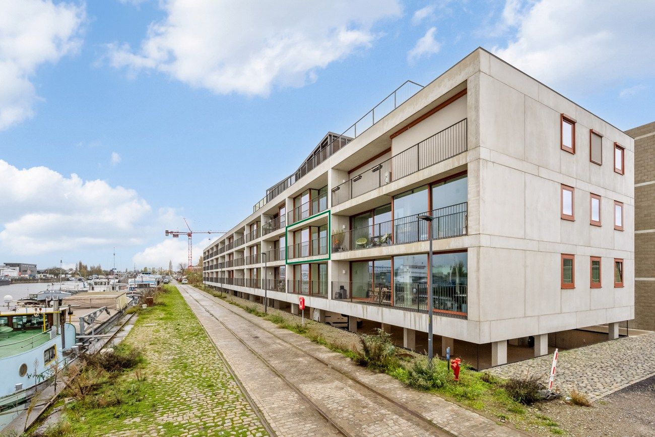 Mooi nieuwbouwappartement met prachtig zicht op het water foto {{pictureIndex}}