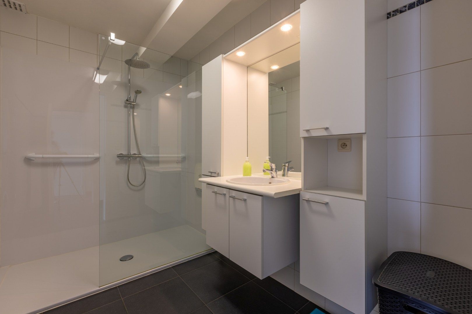 Gezellig, instaplaar app met 2 slk, terras en autostaanplaats foto 13