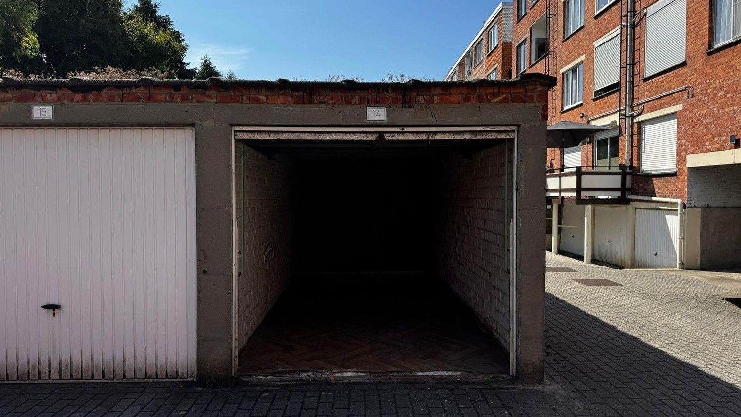 Gesloten garagebox op centrale locatie te Deurne! foto 1