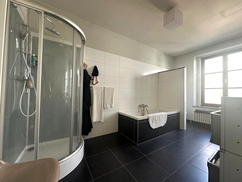 Zeer ruim appartement met terras en drie slaapkamers! foto 8
