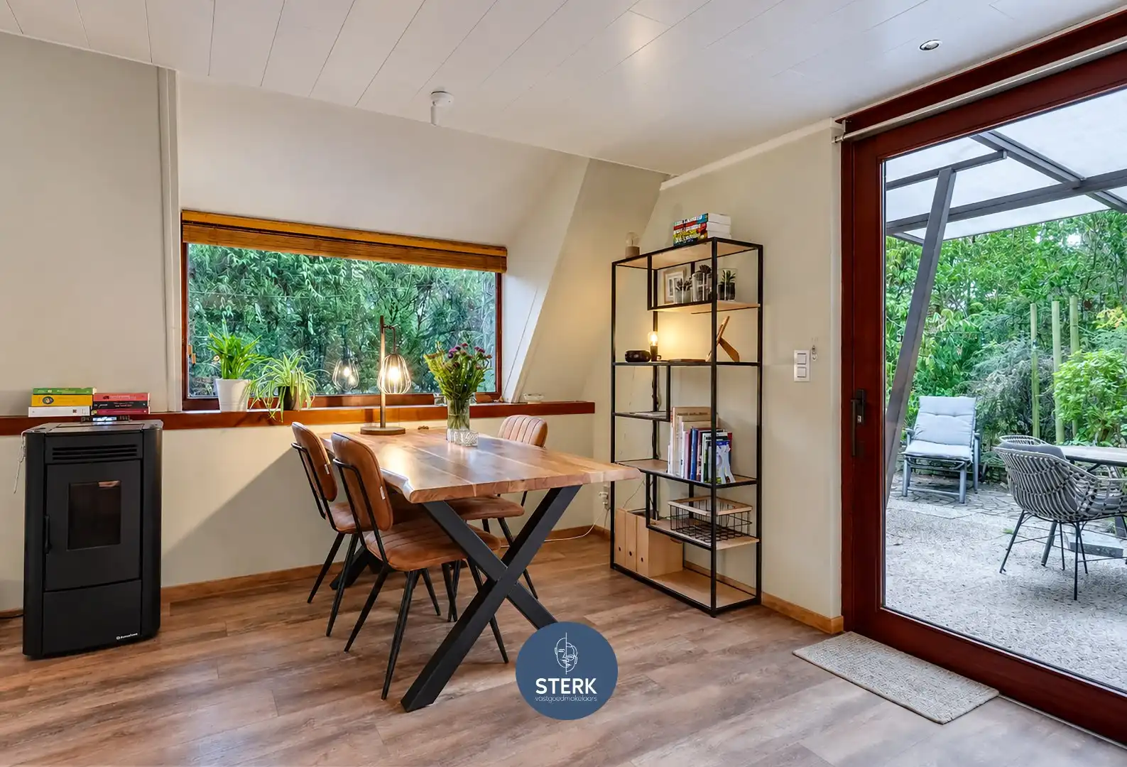SFEERVOLLE VAKANTIEWONING INCL. INBOEDEL EN RUIME TUIN OP SONNEVIJVER !  foto 8