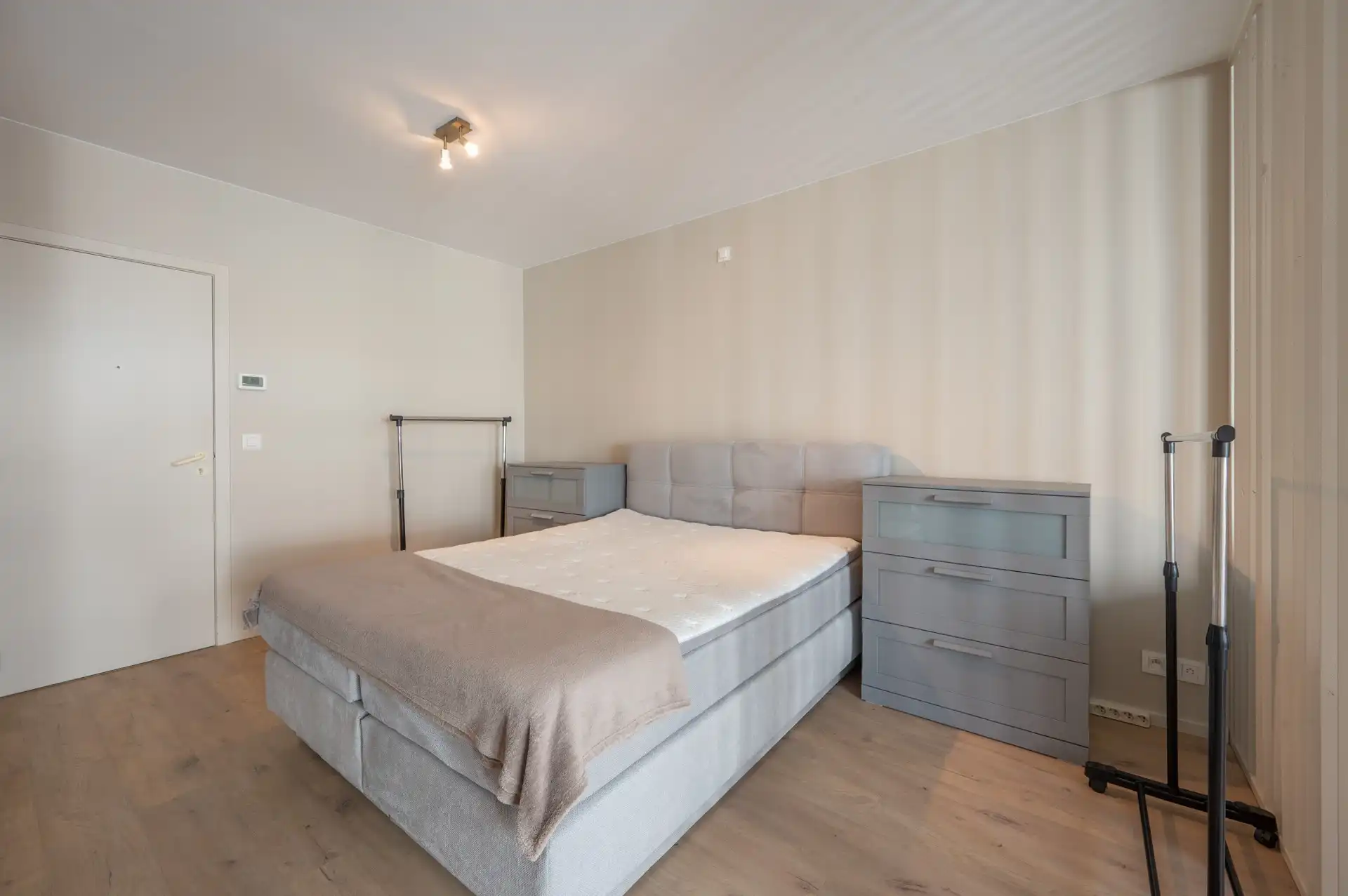 Ongemeubeld: vernieuwde studio op de Lippenslaan! foto 7