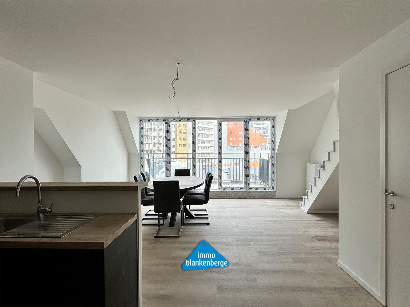 Luxeus Duplex Appartement met Twee Slaapkamers en Moderne Afwerking foto {{pictureIndex}}