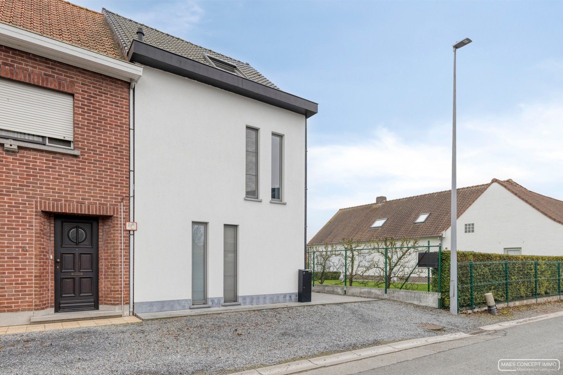 Instapklare halfopen woning in Waregem met bijgebouw en weids zicht foto 3