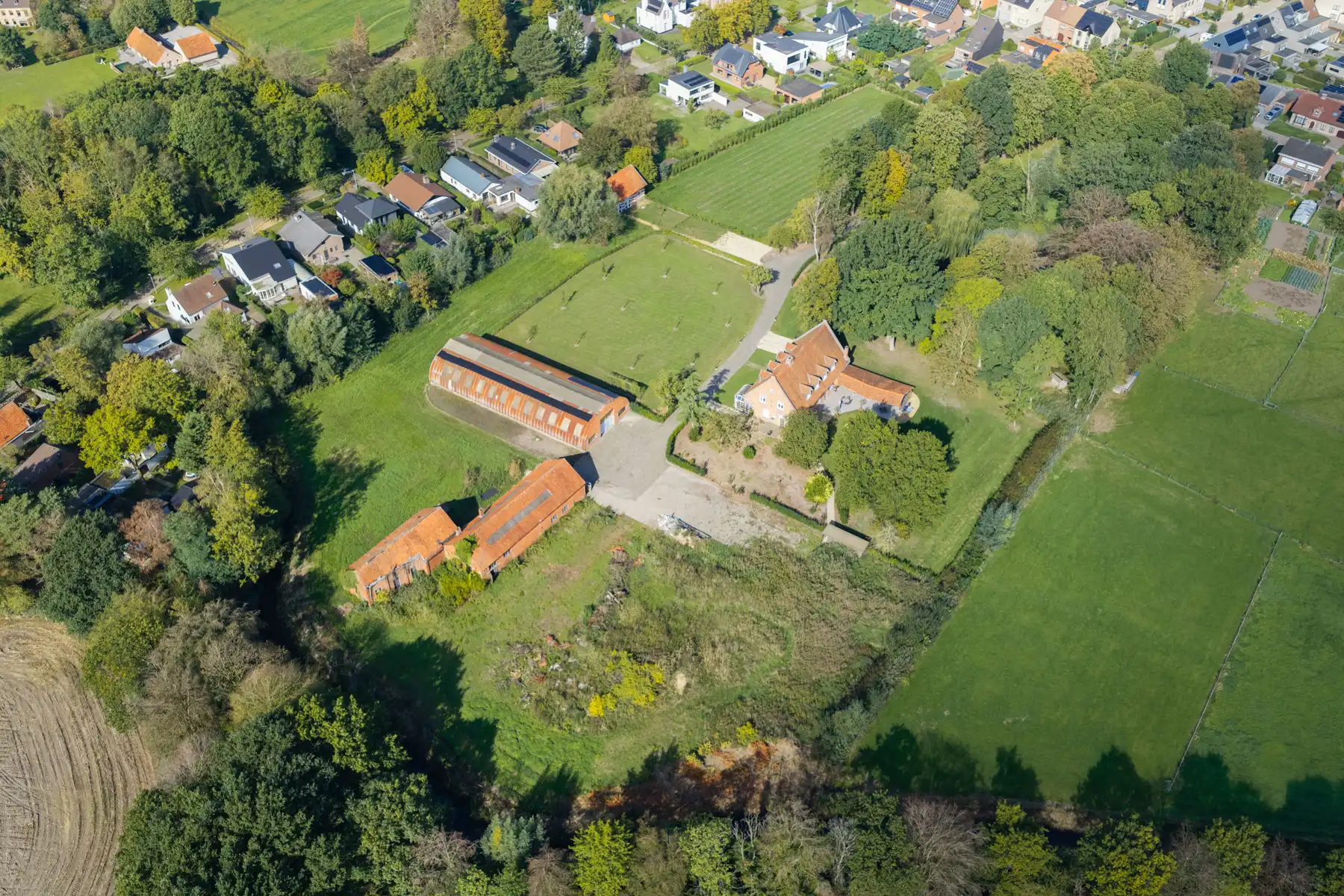 Karaktervol landhuis op een groen domein van ca. 3 ha foto 3