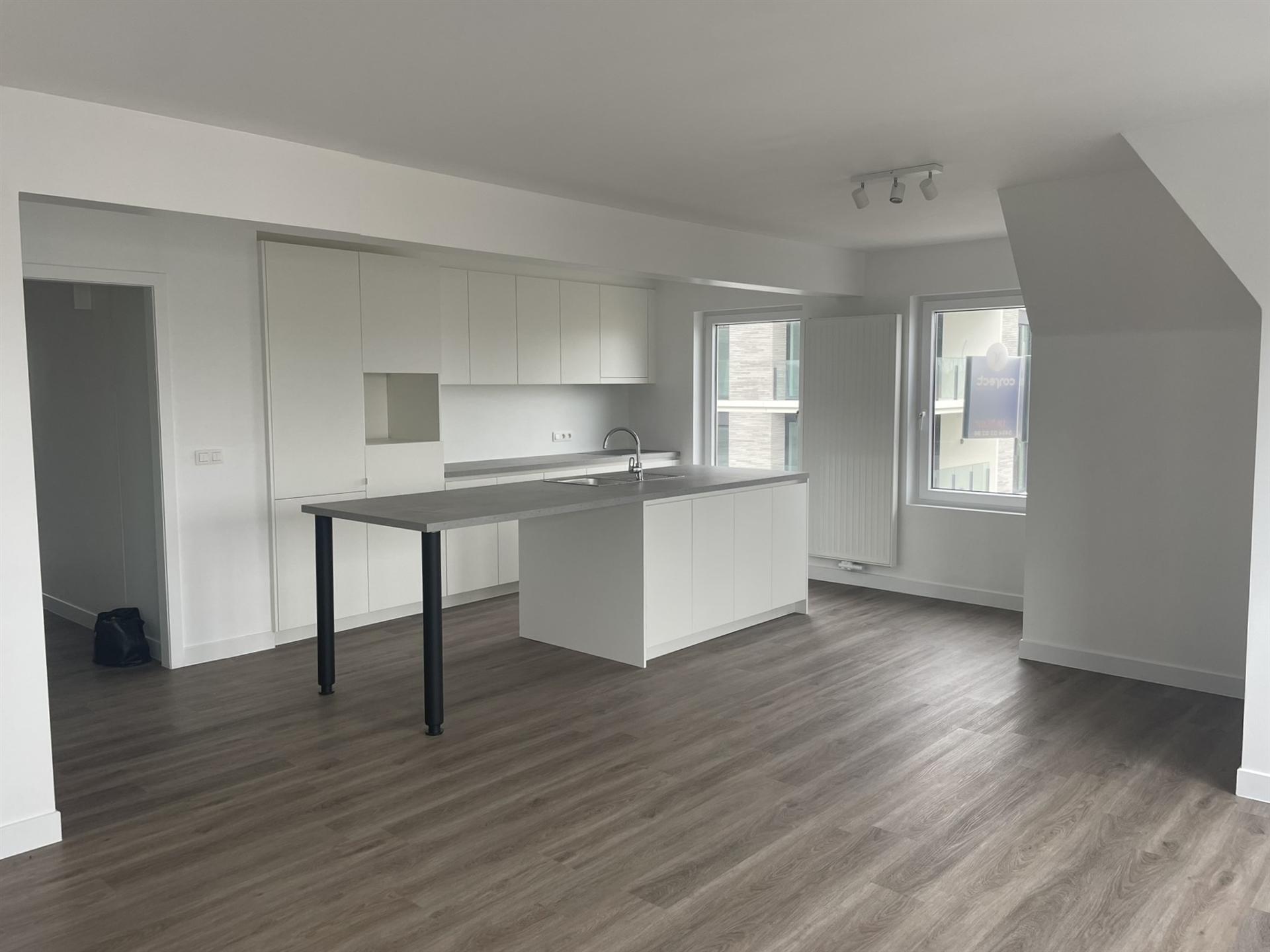 Gerenoveerd hoek appartement met 2 slaapkamers. foto 2