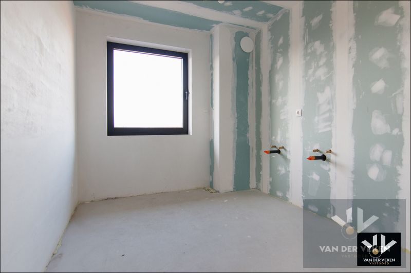 TOTAAL VERNIEUWDE WONING - ENKEL NOG AFWERKEN NAAR EIGEN SMAAK EN INZICHT foto 9