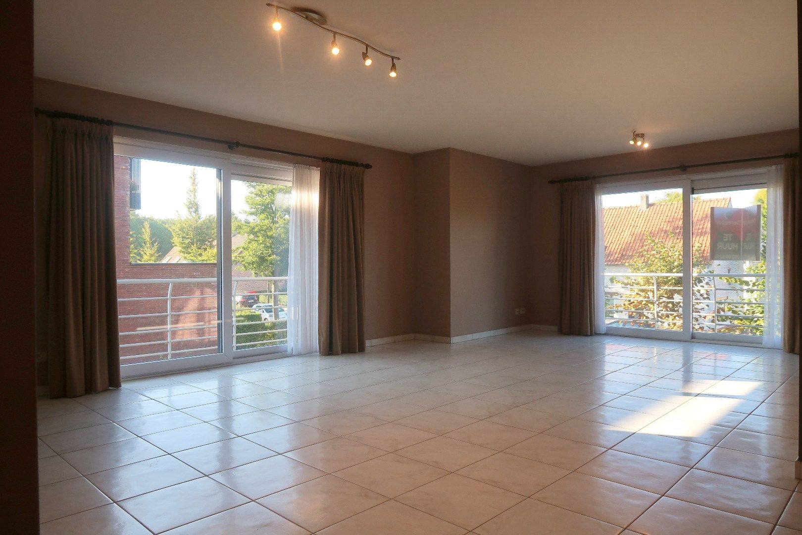Ruim, verzorgd appartement met 2 slaapkamers en 2 terrassen in Hartje Jabbeke foto 2