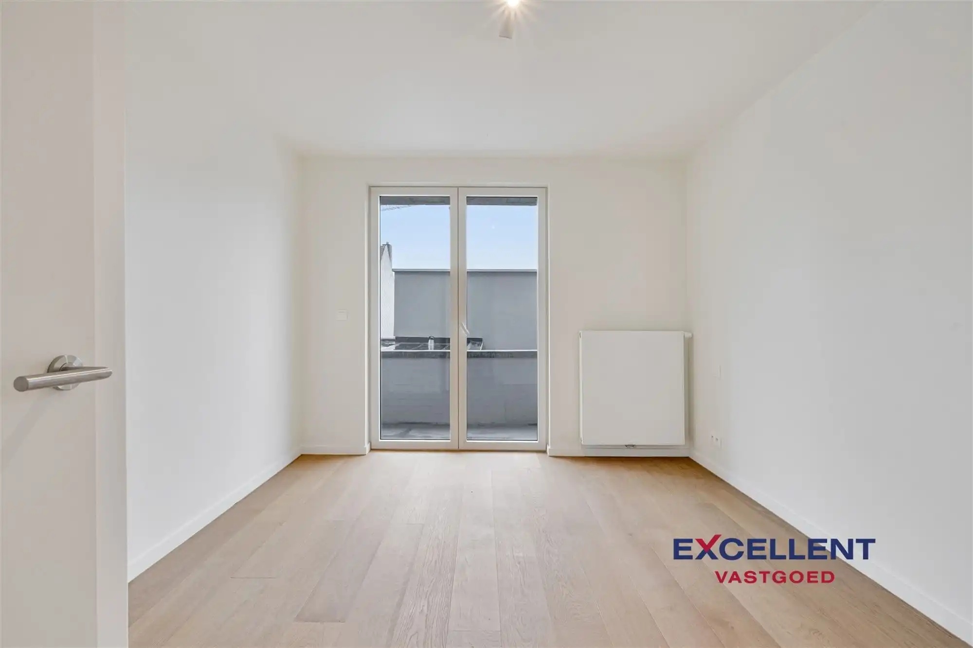 Volledig gerenoveerd 2-slaapkamer appartement centrum Deinze te huur foto 10