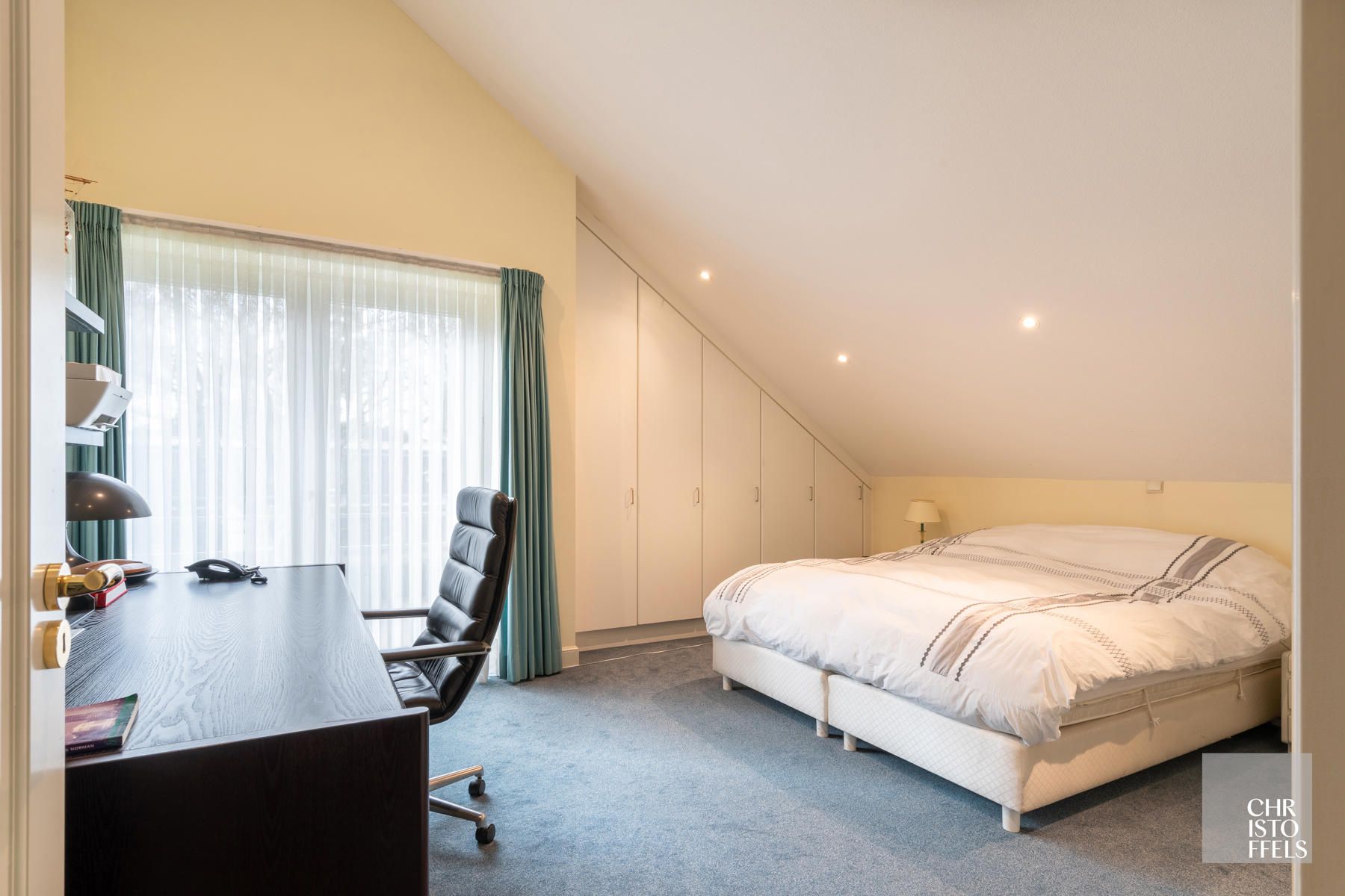Villa met binnenzwembad gelegen in een geliefde villawijk op een perceel van 1.827m² foto 20