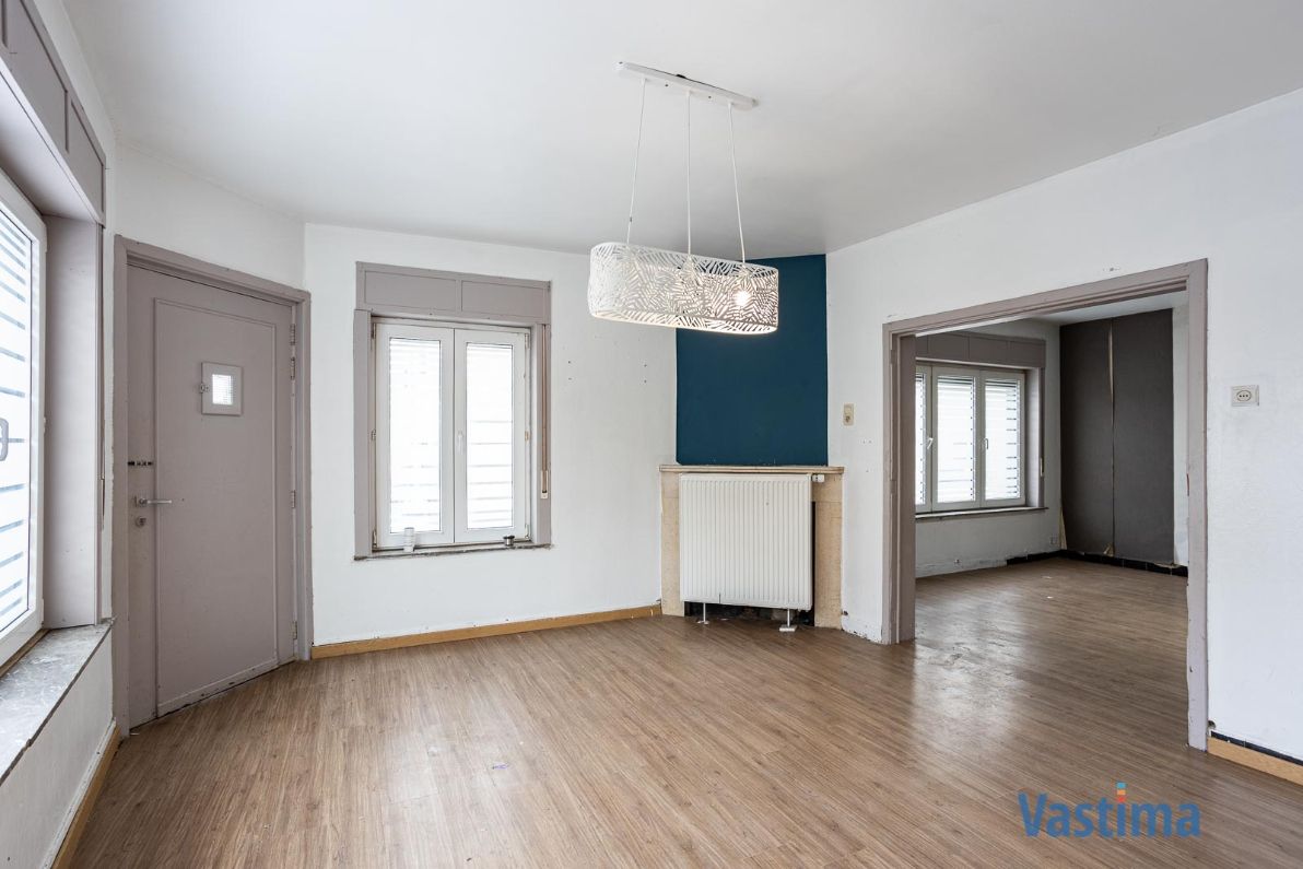 Te renoveren gezinswoning met potentieel op een gunstige locatie foto 3