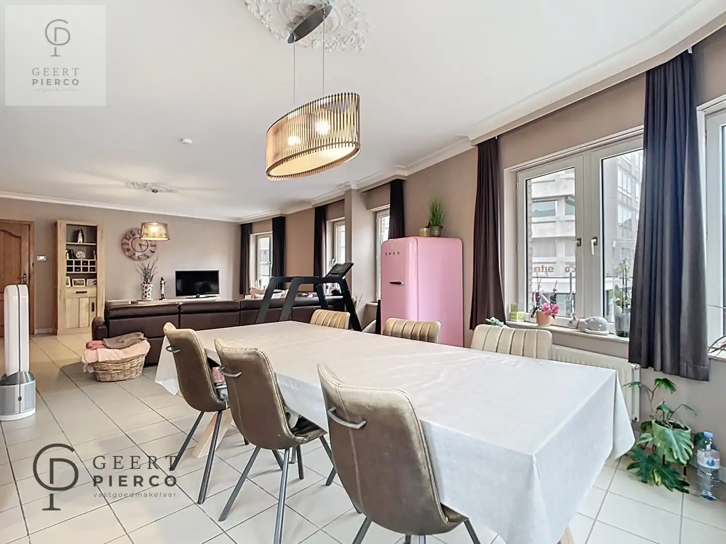 Aan Sint-Anneke 26 bus 101 te Sint-Truiden treffen we dit ruime appartement met drie slaapkamers, twee badkamers en kelder. De centrale ligging (200m van Grote Markt) zorgt voor een optimaal bereik van winkels, station, scholen en eveneens de groene omgeving van de stadsvesten en het stadspark. foto 13