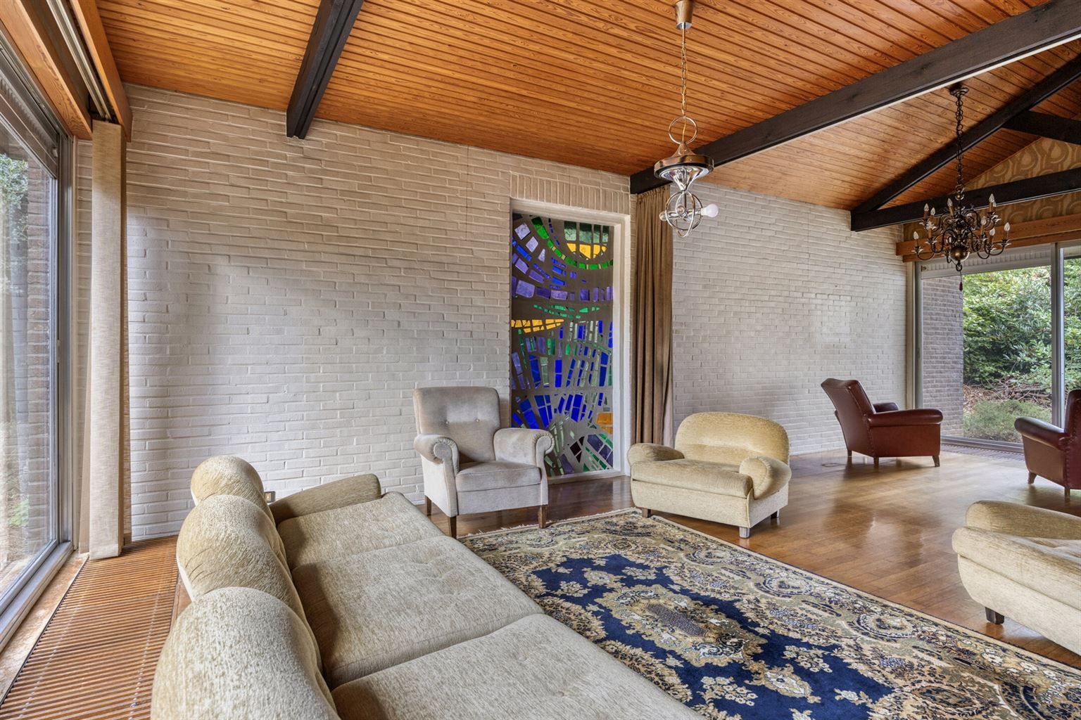 Vrijstaande woning in 70s stijl op een uniek perceel van 15a93ca met 5 slaapkamers, inpandige garage en riante tuin, gelegen op een rustige toplocatie nabij het centrum van Maaseik. foto 7