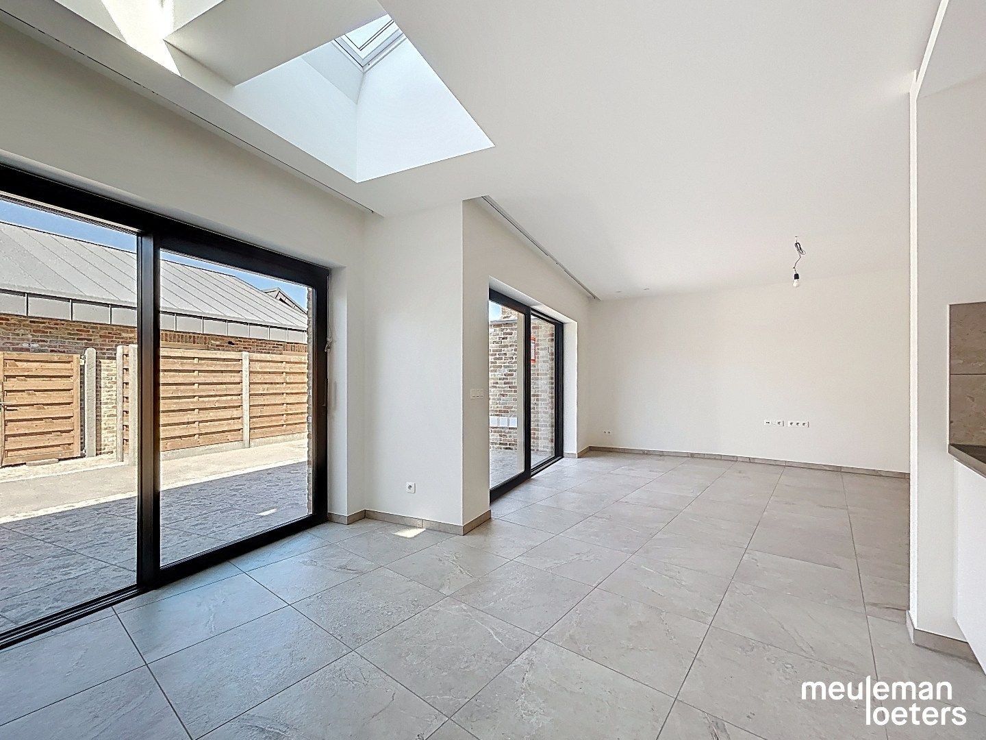 Lichtrijk nieuwbouwappartement met garage foto 3