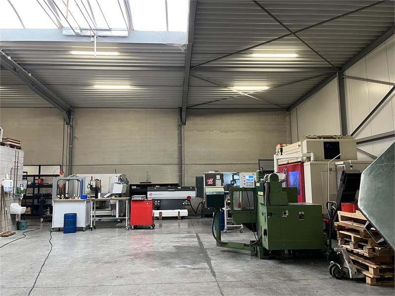 Centraal gelegen magazijn met kantoorruimte te huur in Tessenderlo foto 4