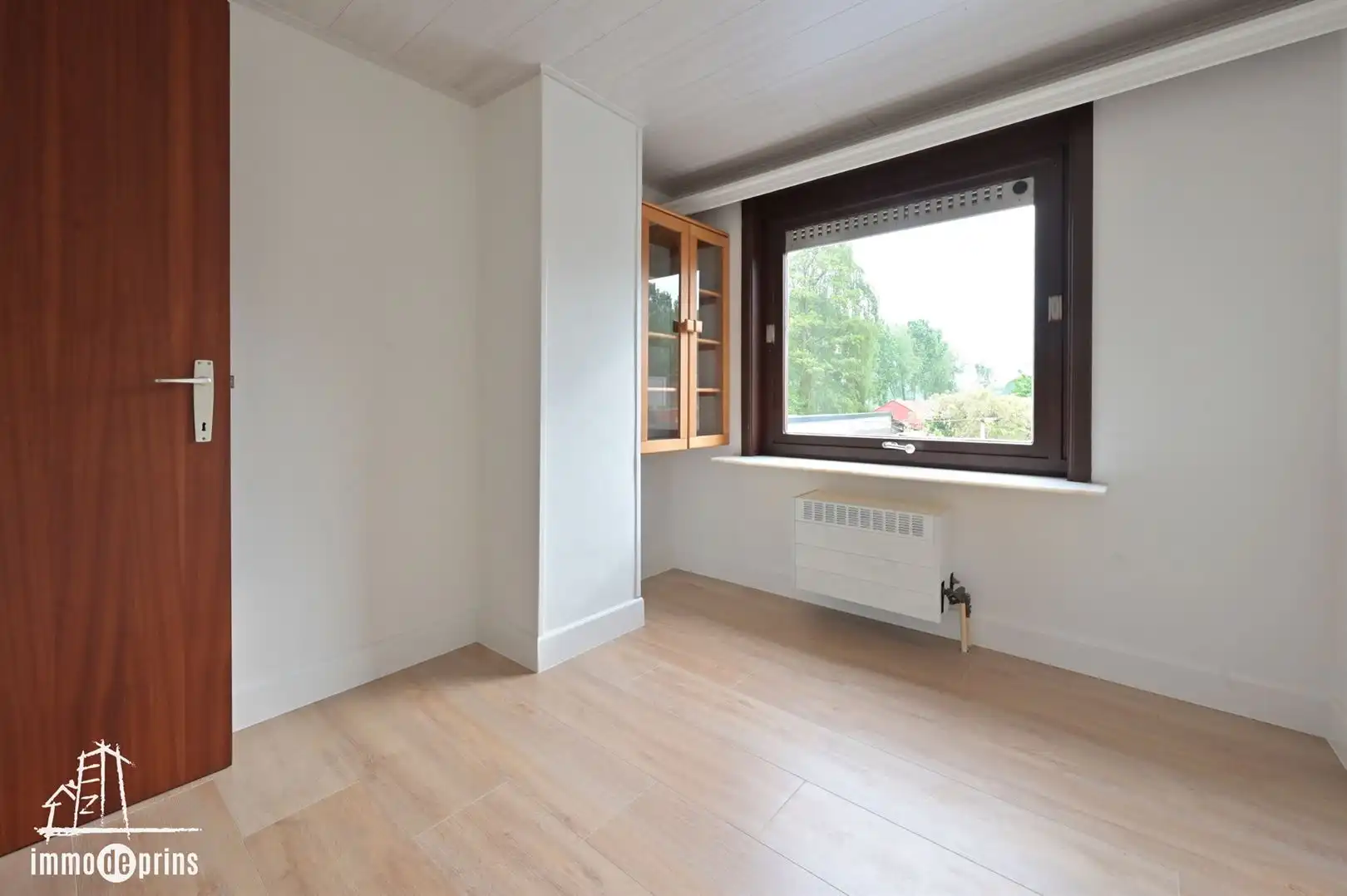 Halfopen gezinswoning met tuin en garage foto 16
