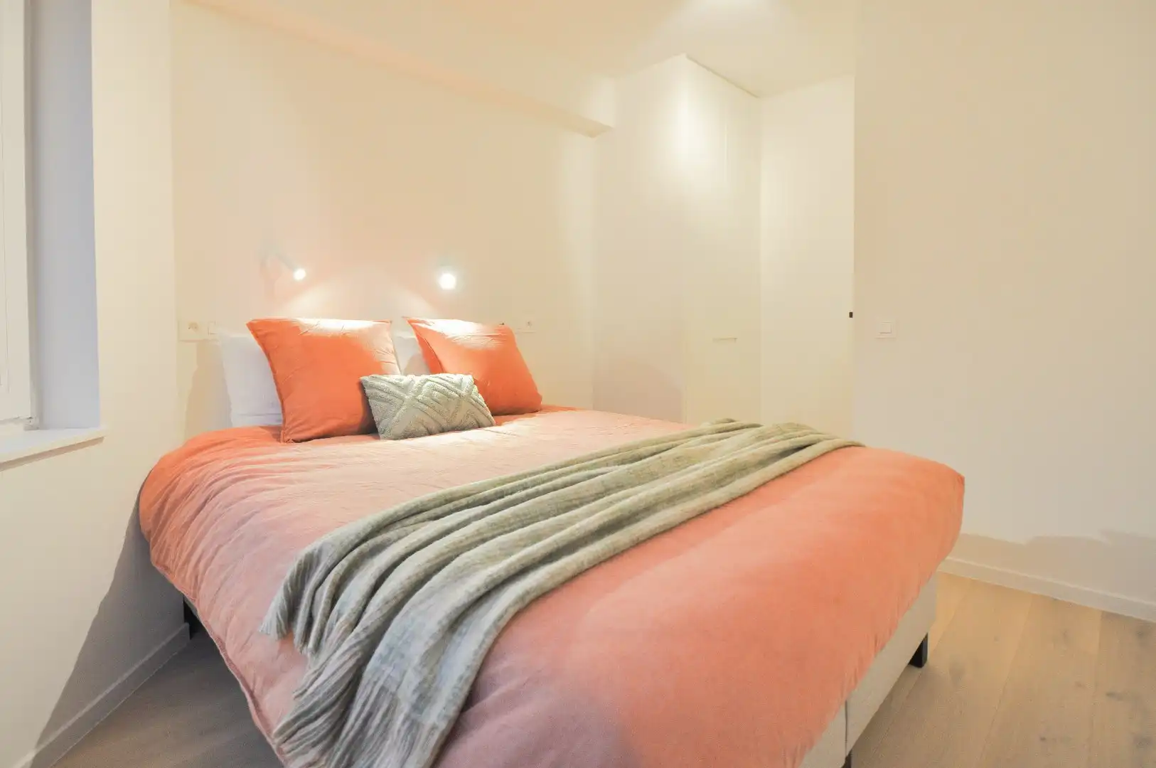 Volledig gerenoveerd hoek-appartement gelegen op enkele stappen van de zee. foto 8