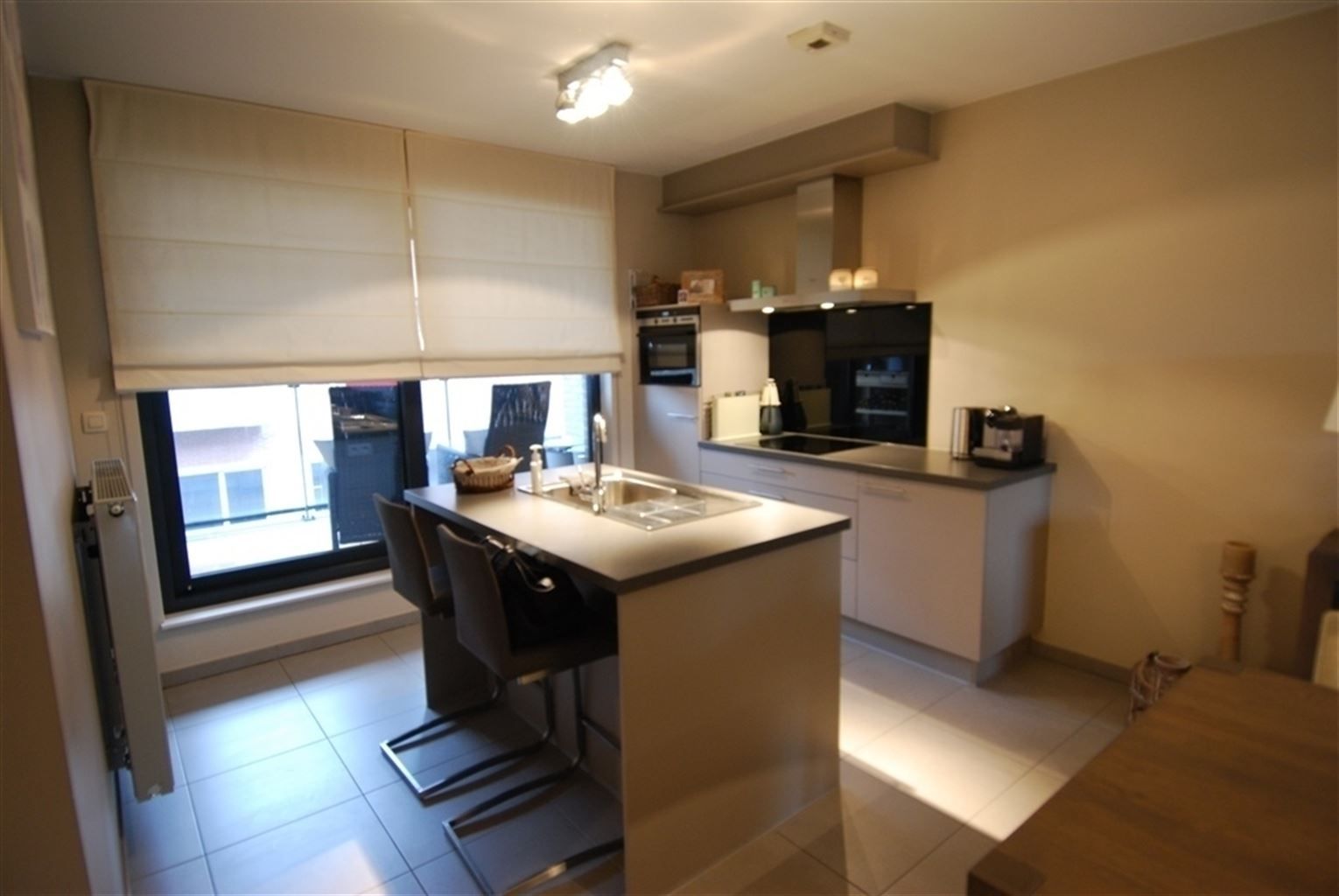 Gezellig appartement met 2 slaapkamers, 2 terassen, autostaanplaats en kelderberging in het centrum van Maaseik. foto 4