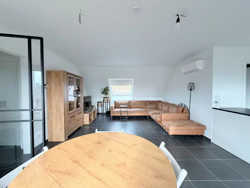 ENERGIEZUINIG DAKAPPARTEMENT MET TWEE SLAAPKAMERS EN GARAGE TE HUUR foto 3